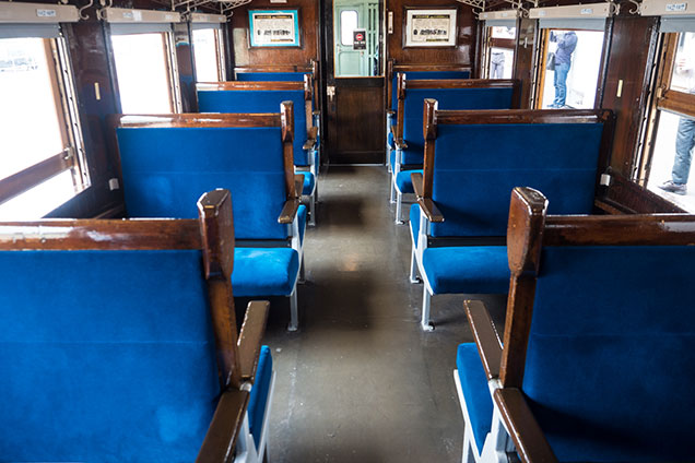 客車内を通路から