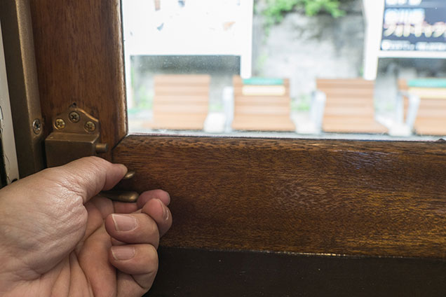 木製の窓を開けるところ