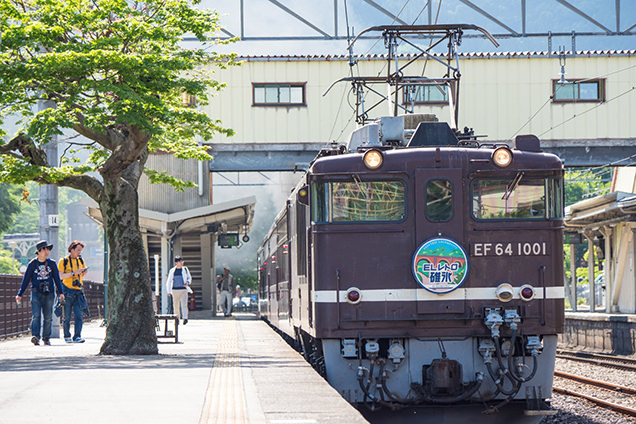 JR横川駅ホームに止まっているEF64