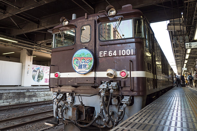 客車の最後尾につながっている電気機関車「EF64」