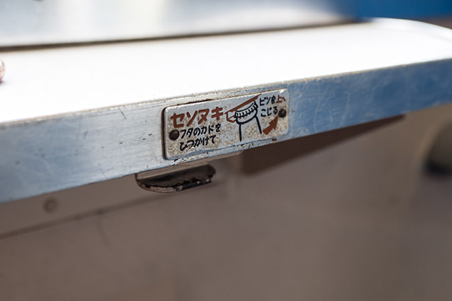 車両のテーブルに設置された、瓶の栓抜き