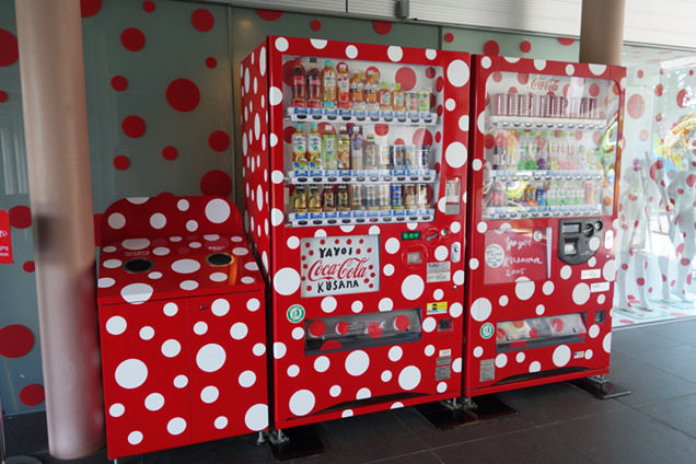 松本市美術館　水玉自動販売機