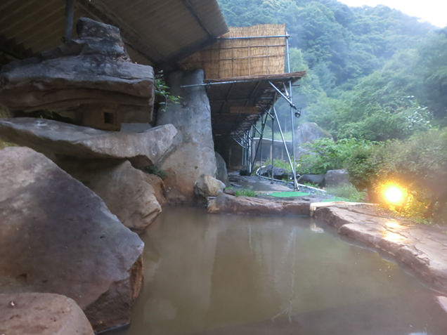 横谷温泉旅館の露天風呂と巨石の石灯籠