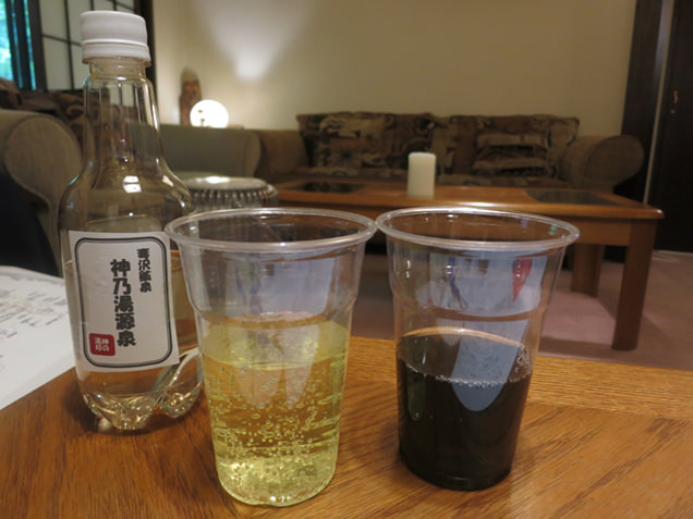 毒沢鉱泉の鉱泉水と、ソーダを混ぜたもの、お茶を混ぜたもの