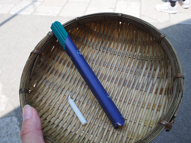銭洗弁財天宇賀福神社 ローソク・線香
