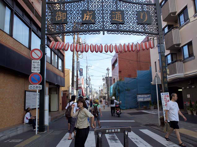 鎌倉駅西口　御成通り