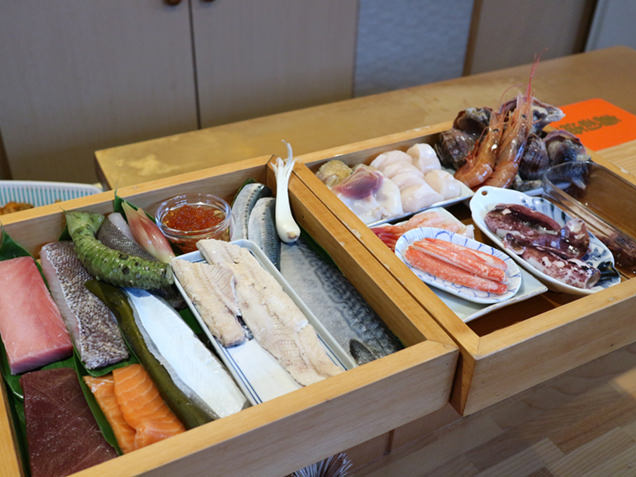 鮨 まつさか　ネタケース