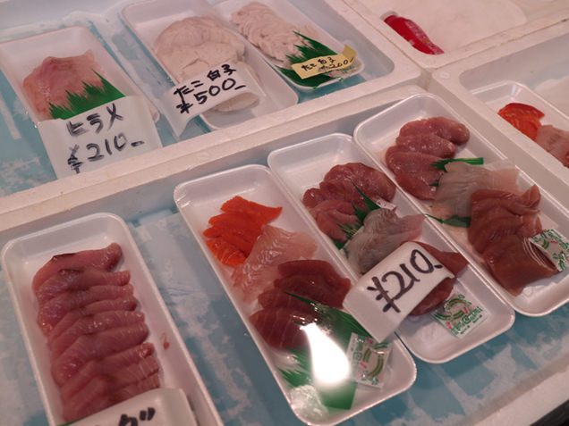 陸奥湊駅前朝市　刺し身