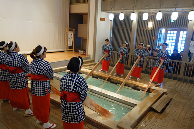 熱乃湯　湯もみショー