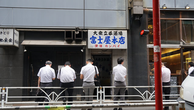 富士屋本店　入り口前