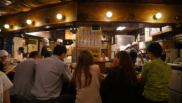 たつや駅前店　カウンター