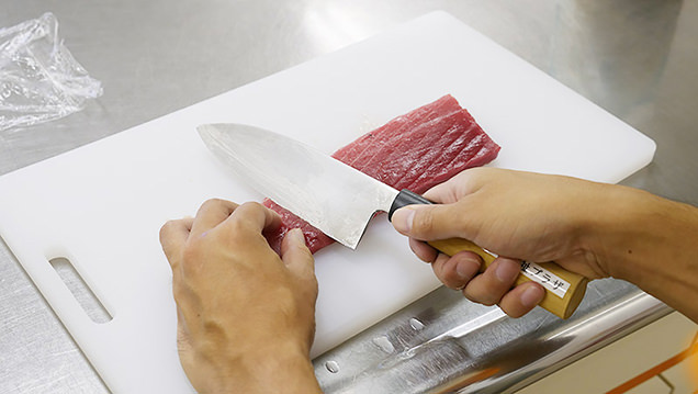 県民福祉プラザ　調理室　マグロ