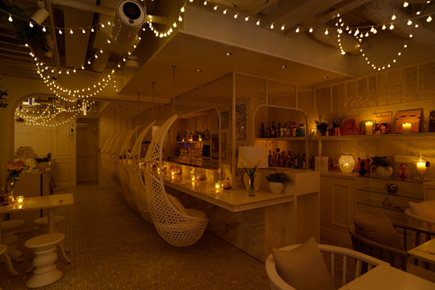 MiLKs　店内　夜