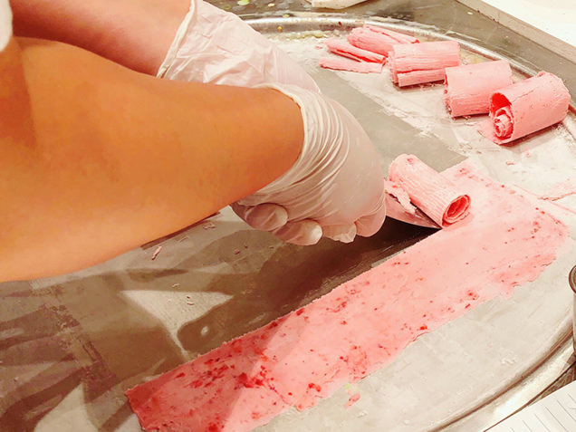 ROLL ICE CREAM FACTORY　ロールアイス作り