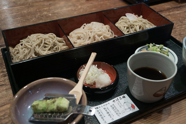 桐屋・権現亭　こだわりそば三種盛り