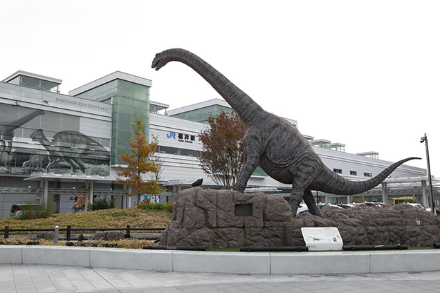 福井駅前　フクイティタン像