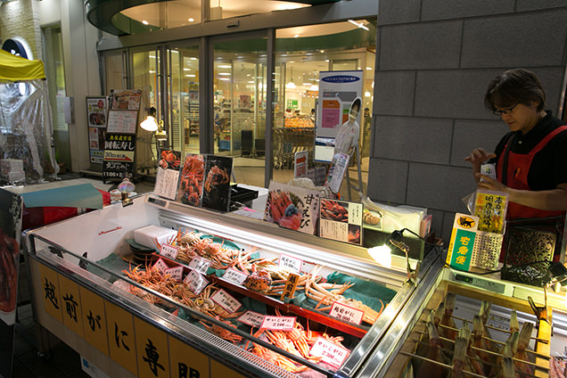 :福井駅前　越前がに販売