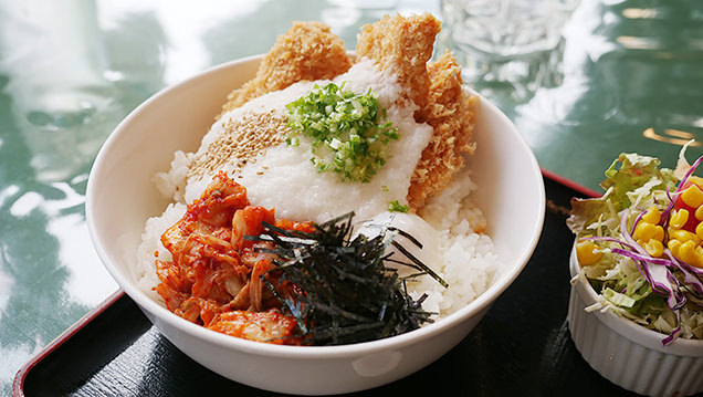セントポールの隣り　白いカツ丼
