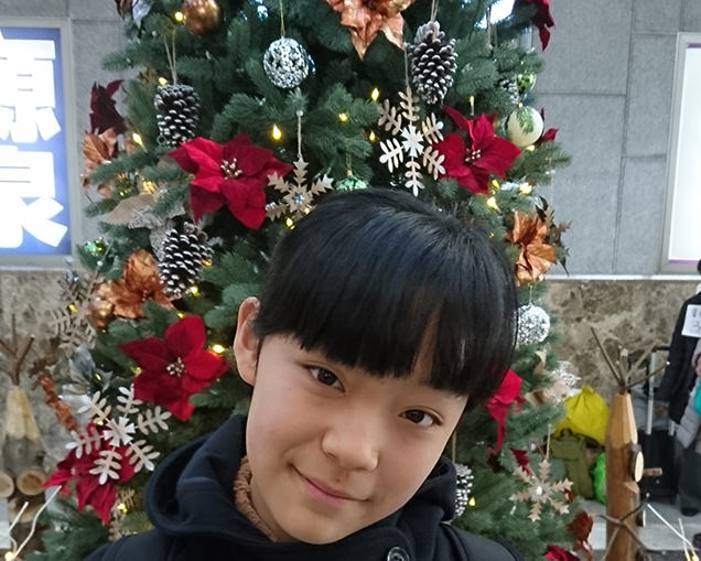 軽井沢駅　クリスマスツリーと長女