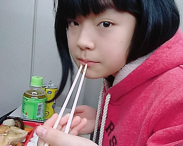 駅弁を食べる長女