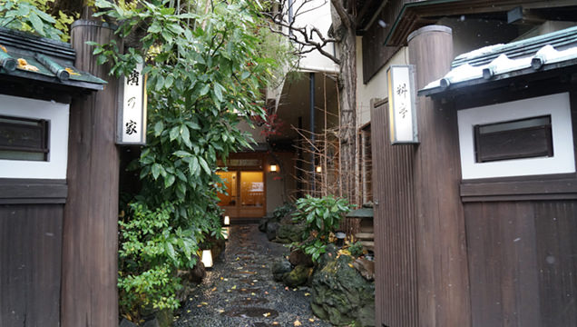 ランチタイムとはいえ、入るだけで緊張してしまう料亭の門