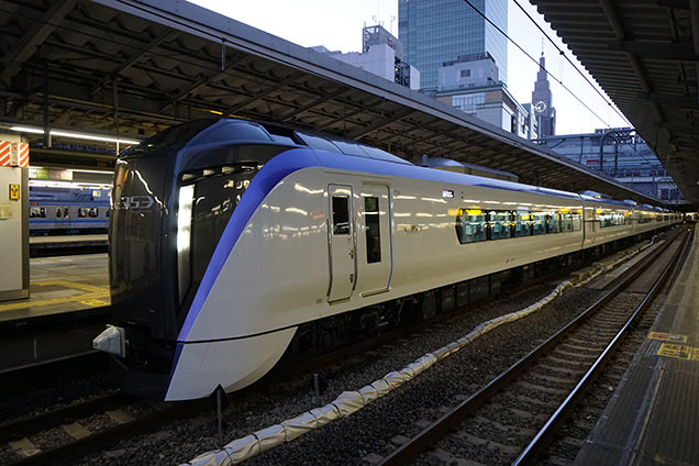 E353系電車・特急「スーパーあずさ1号」松本行、JR中央本線・新宿駅