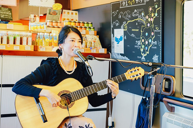 伊豆クレイル　鈴木美也子さん　ボサノヴァの弾き語り