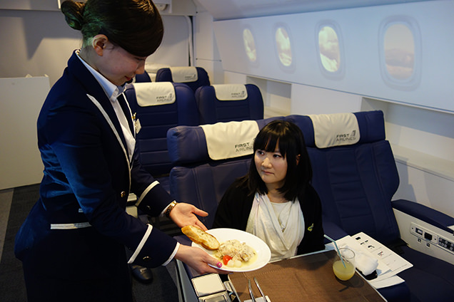 FIRST AIRLINES　機内食を提供されるライター
