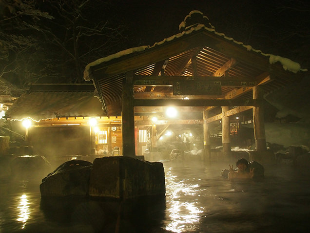 宝川温泉 汪泉閣　摩訶の湯に浸かったライター