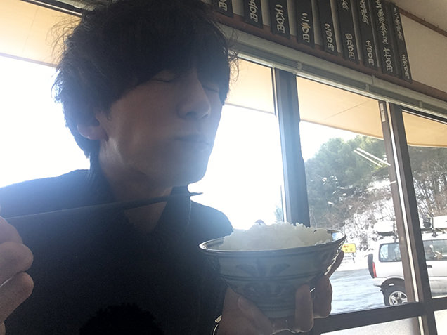 永井食堂　食事中のライター