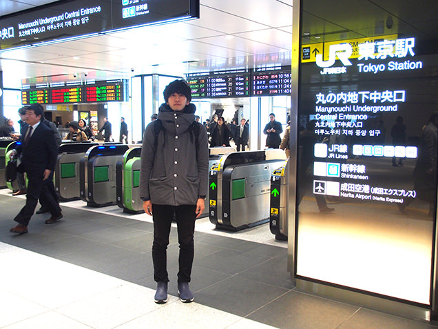JR東京駅　改札前に立つライター