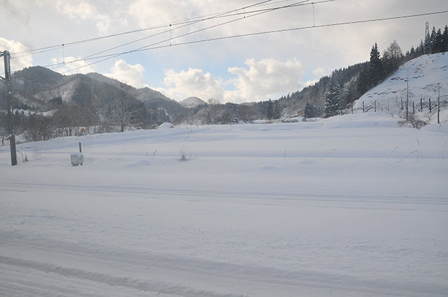奥羽本線　車窓からの雪景色