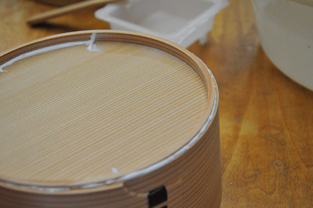 大館曲げわっぱ体験工房　制作体験　接着剤がはみ出ている曲げわっぱ