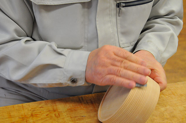 大館曲げわっぱ体験工房　制作体験　紙やすりをかけている手元