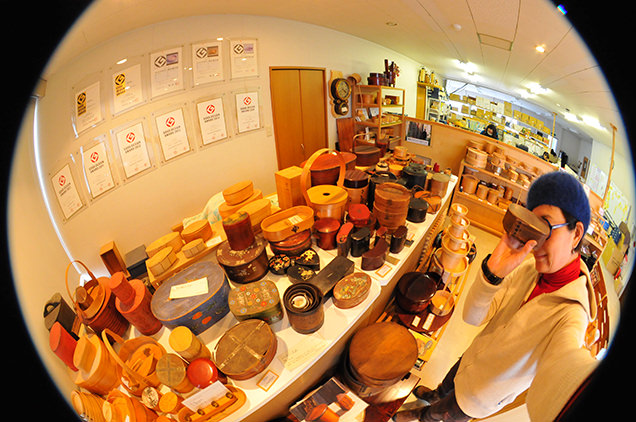 柴田慶信商店　曲物が並んだ前で自撮り