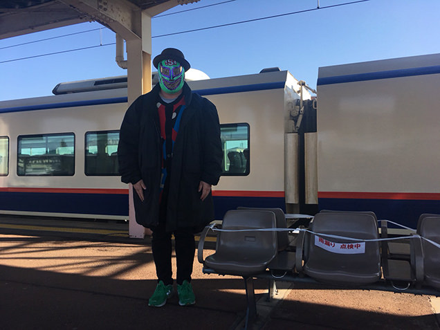 新井駅　ホームに立つライター