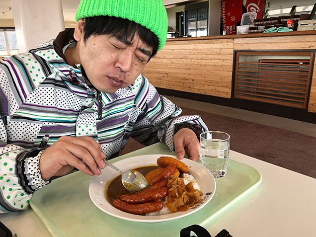 カレーハウスCoCo壱番屋 赤倉温泉スキー場内店　カレーを食べる金子さん