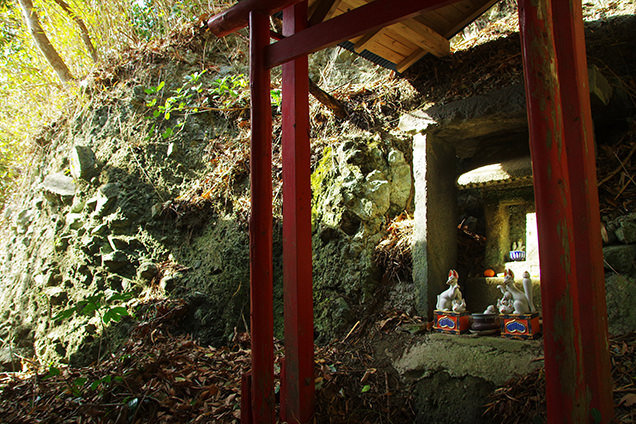 とみやま水仙遊歩道　お稲荷さま