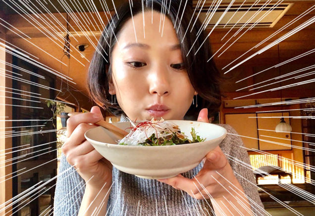 cafe清ら　あじ梅丼を食べるライター