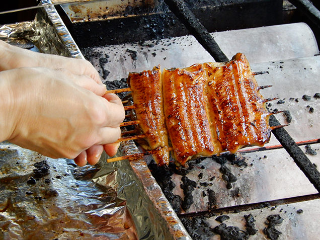 小松屋　うなぎを焼く様子