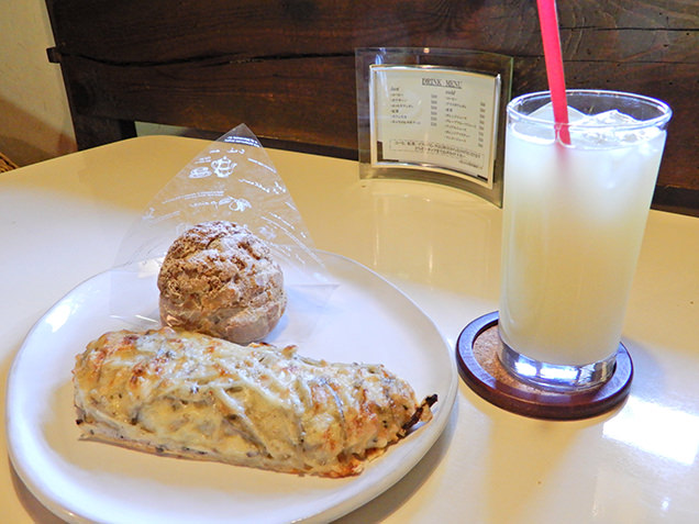 和のベーカリーカフェ 蔵日和　ごぼうチーズフランスとシュークリーム