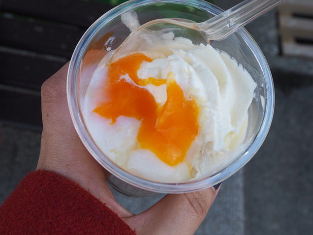 ラジウム卵ソフト。「うまいたれ」というだししょうゆがかかっている