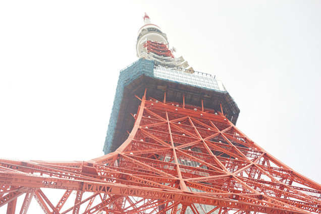 真下から見上げた東京タワー