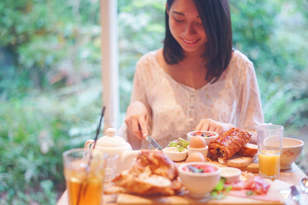 ブランチをおいしそうに食べる友人