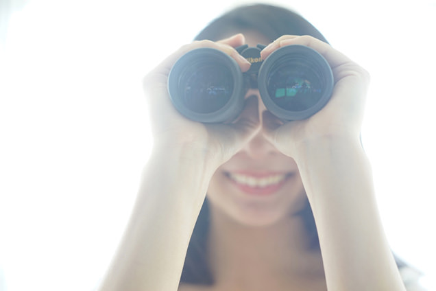 双眼鏡をのぞく友人