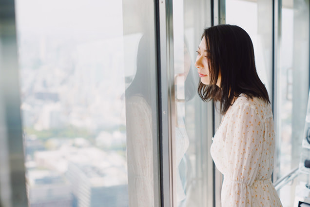 トップデッキから東京の街を眺める友人