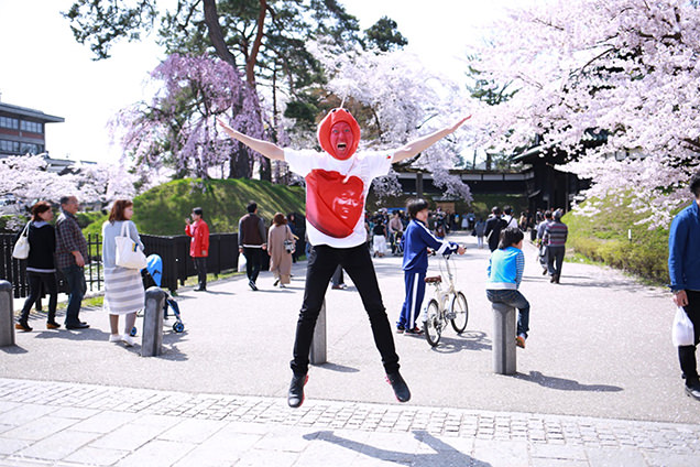 弘前公園入り口　りんご飴マン