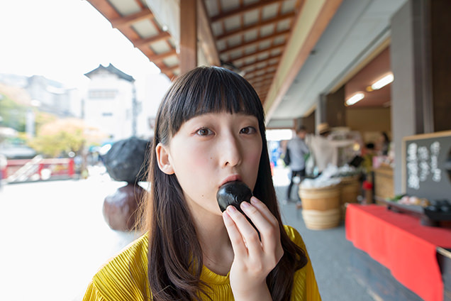源楽胡麻饅頭を食べるはましゃか