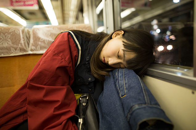 踊り子号で眠るはましゃか