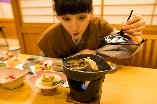 桂川　アワビの踊り食い